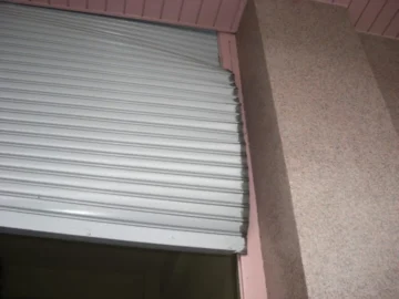 ① シャッター本体が大きく歪んでいる