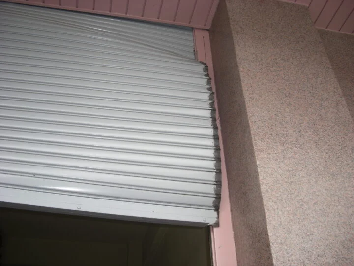 ① シャッター本体が大きく歪んでいる