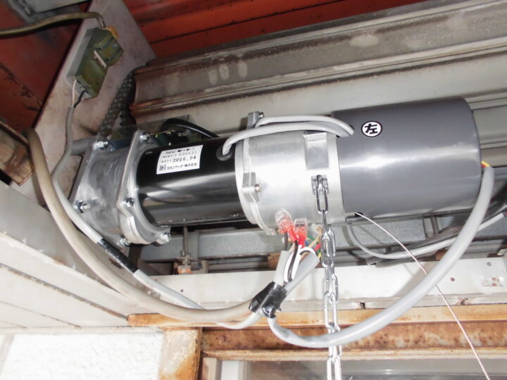 事務所倉庫　電動シャッター　部品交換の画像